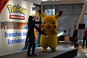 Maria (als Proto Kyogre) und Pikachu bespaßen das Publikum vor der Eröffnung